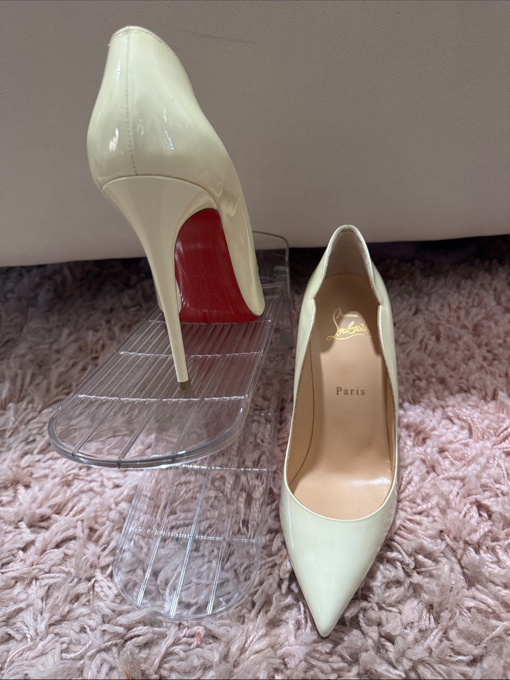 Christian Louboutin off white “HOT CHICK” Patent Pointed-Toe Pumps with Red Sole - Picture 3 of 5